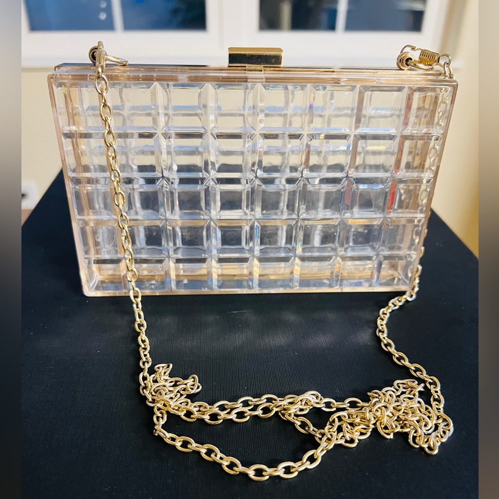 🍸CLEAR ACRYLIC CLUTCH W/GOLD CHAIN🍸 - Picture 4 of 6